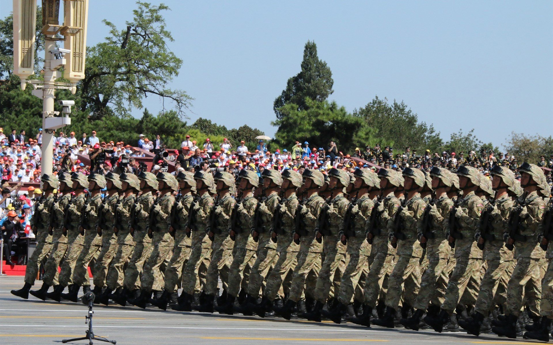 2017年西部半决赛:在“火箭之夜”中,库里连续投中数个超远三分,帮助勇士大比分领先