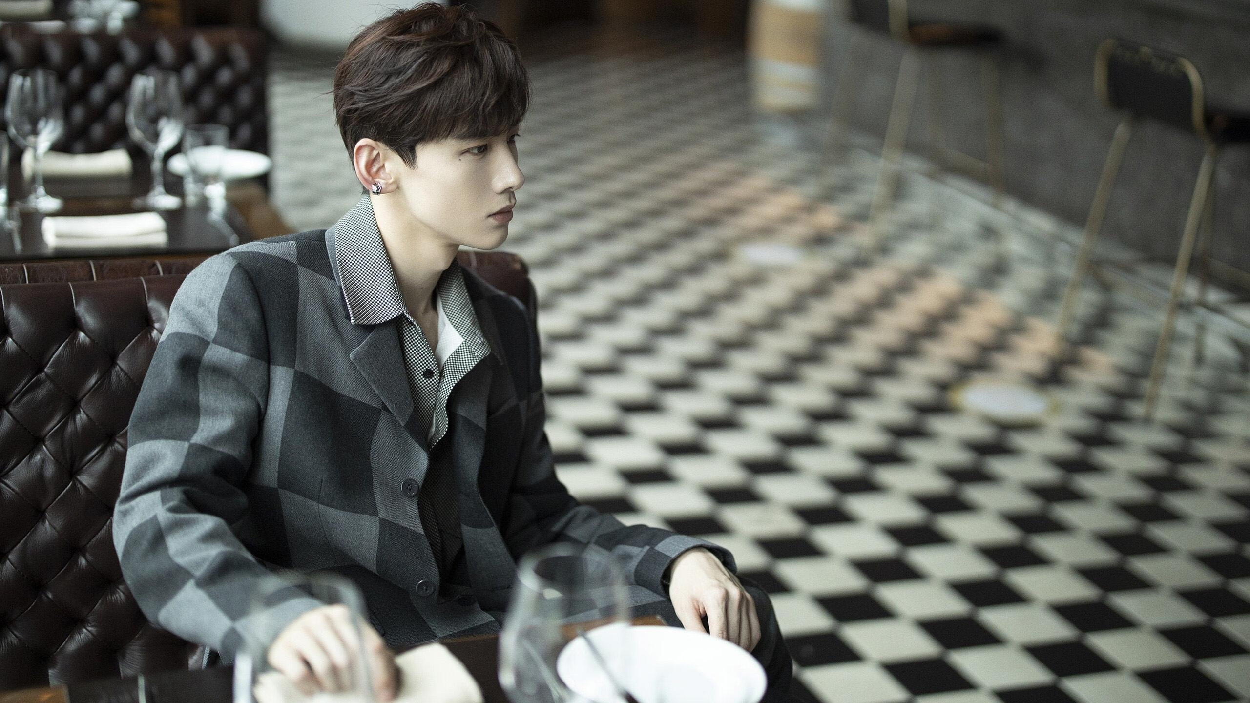 爱游戏在线登录入口-《电子竞技广告新玩法：创新营销引爆粉丝热情》，电子竞技宣传海报