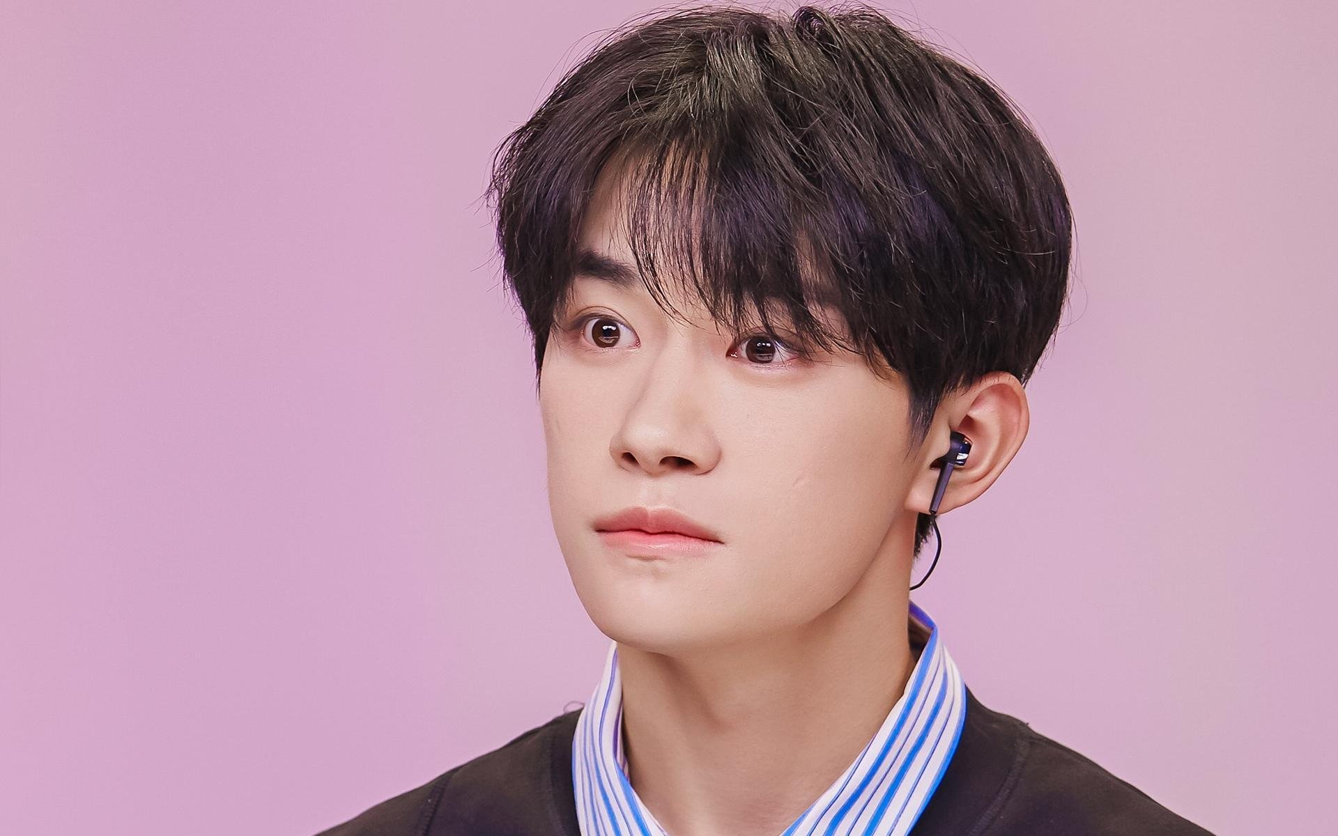 教练团队战术调整助力球队逆转，教练布置战术